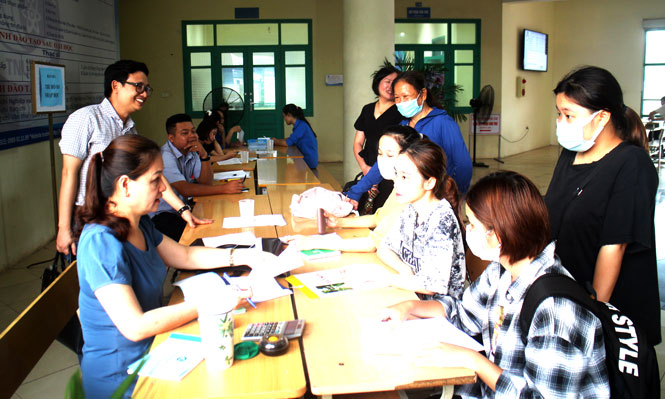  Những tân sinh viên đầu tiên trúng tuyển làm thủ tục nhập trường tại Trường Đại học Khoa học (Đại học Thái Nguyên).