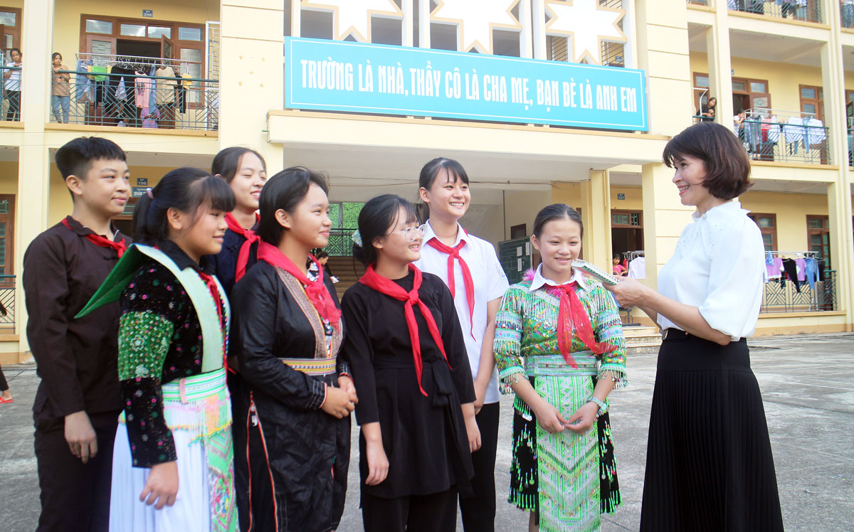  Cô và trò Trường Phổ thông dân tộc nội trú THCS Đồng Hỷ sinh hoạt ngoại khóa (tháng 10-2020).