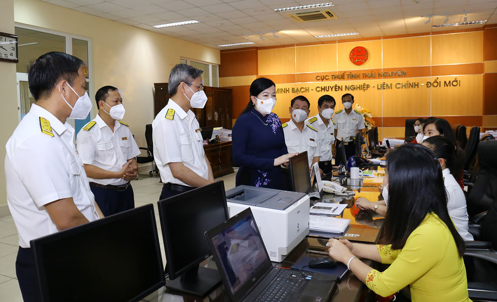 Đồng chí Bí thư Tỉnh ủy thăm, kiểm tra điều kiện làm việc của cán bộ, công chức Cục Thuế tỉnh, ngày 9-9-2021. Ảnh T.L