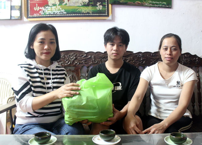  Chị Quách Thị Oanh đã tìm đến nhà để cảm ơn cháu Hải Phong vào tối 11-11.