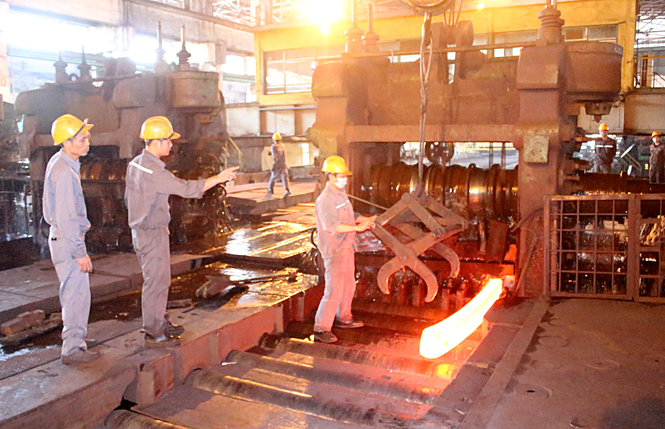  Sản xuất thép tại Công ty CP Gang thép Thái Nguyên.