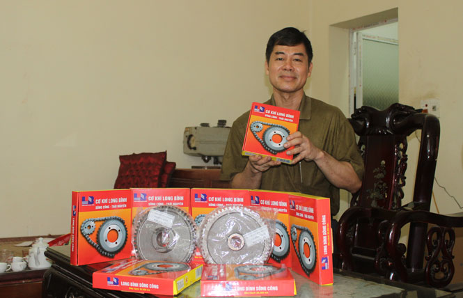 Ông Nguyễn Hữu Bình và sản phẩm “nhông đĩa xe máy” (LB Sô-Cô) vừa tỉnh công nhận sản phẩm công nghiệp nông thôn tiêu biểu năm 2018.