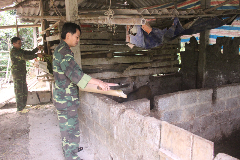  Các đồng chí Vũ Văn Phiên và Đỗ Văn Kiên tăng gia sản xuất để đáp ứng nhu cầu đời sống hàng ngày tại khu căn cứ.