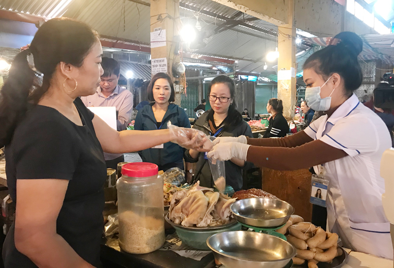 Cán bộ Trung tâm y tế T.P Thái Nguyên lấy mẫu giám sát về an toàn vệ sinh thực phẩm tại chợ Chùa Hang, phường Chùa Hang.