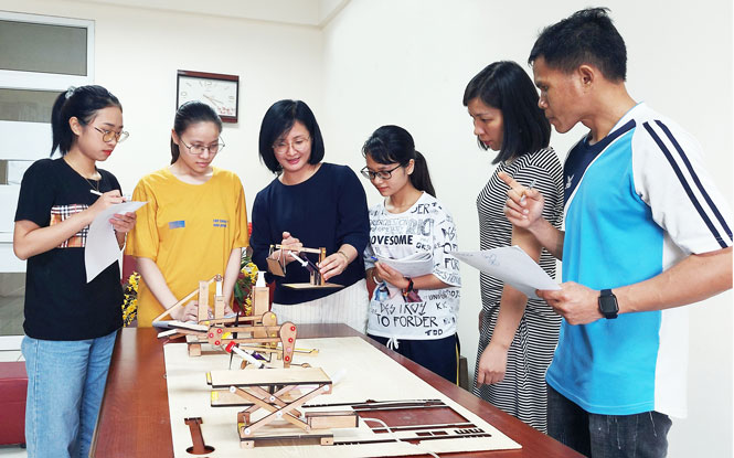 PGS,TS Chu Việt Hà (thứ 3 từ trái sang) làm việc cùng đồng nghiệp và các sinh viên, nghiên cứu sinh tại phòng thí nghiệm.