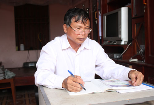  Ông Cam luôn chuẩn bị kỹ trước những buổi sinh hoạt chi bộ.