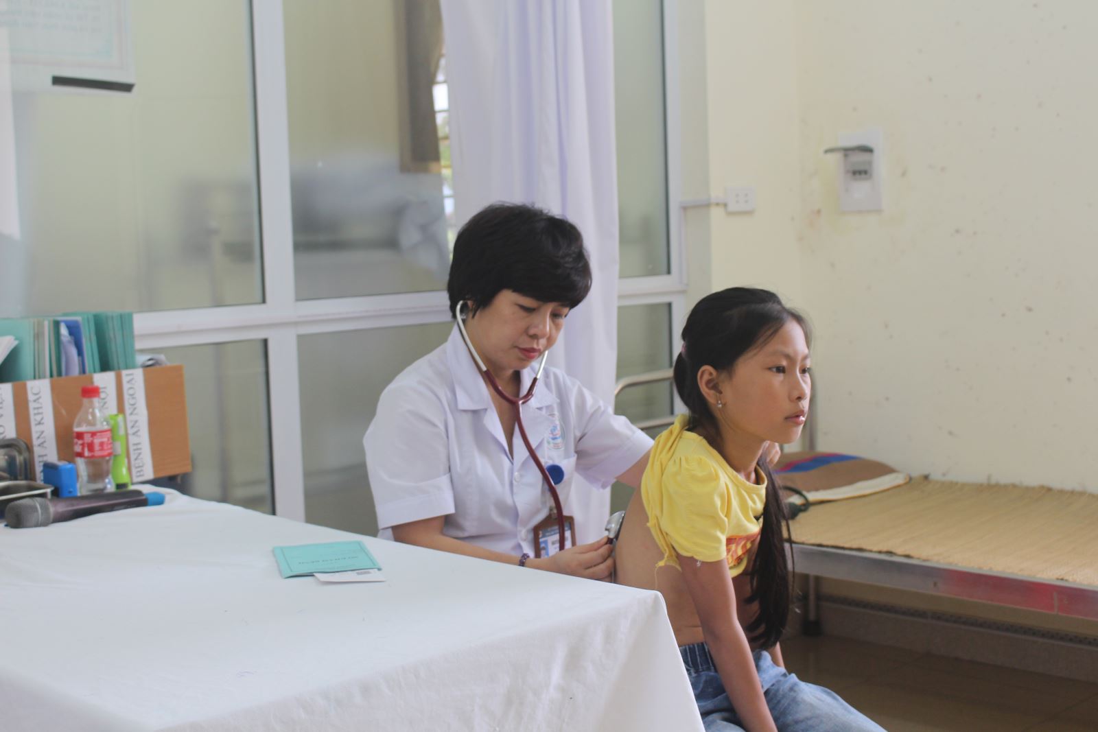  Bác sĩ Nguyễn Thị Liệu, Phó Giám đốc Trung tâm Y tế T.X Phổ Yên thăm khám cho bệnh nhân đang điều trị tại Trung tâm.