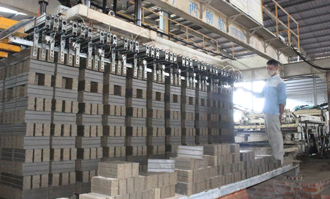  Sản xuất gạch tuynel tại Nhà máy sản xuất gạch tuynel Minh Đức (T.X Phổ Yên).