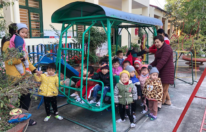 Cô và trò Trường Mầm non Tiên Hội.