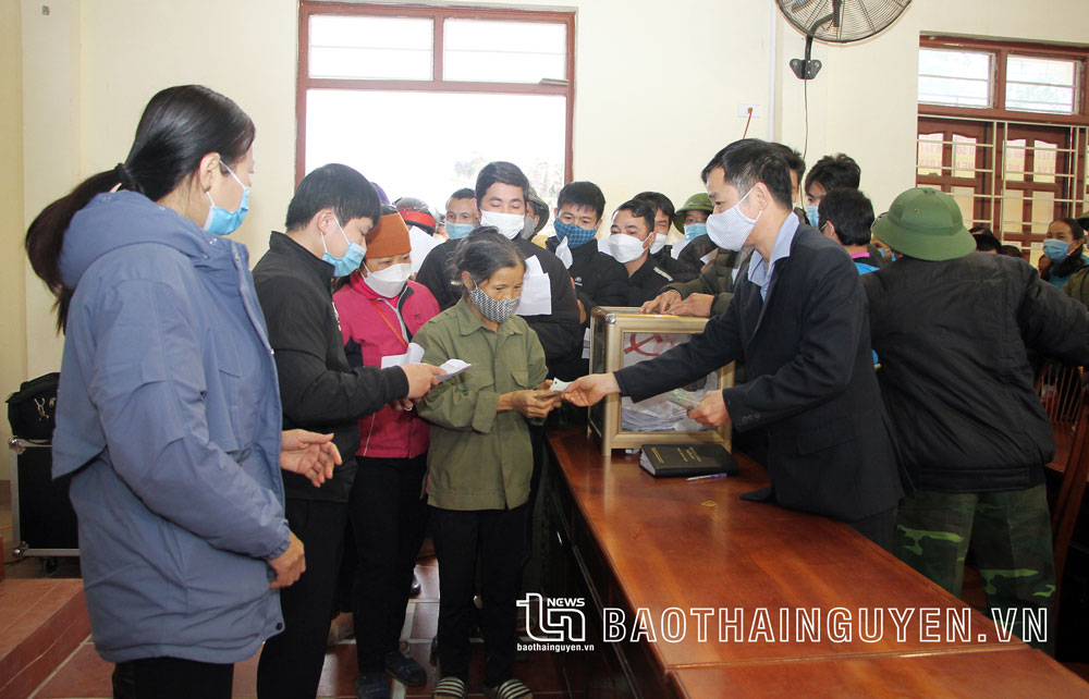  Hộ nghèo, cận nghèo trên địa bàn xã Yên Trạch nhận tiền hỗ trợ của tỉnh dịp Tết Nguyên đán vừa qua.