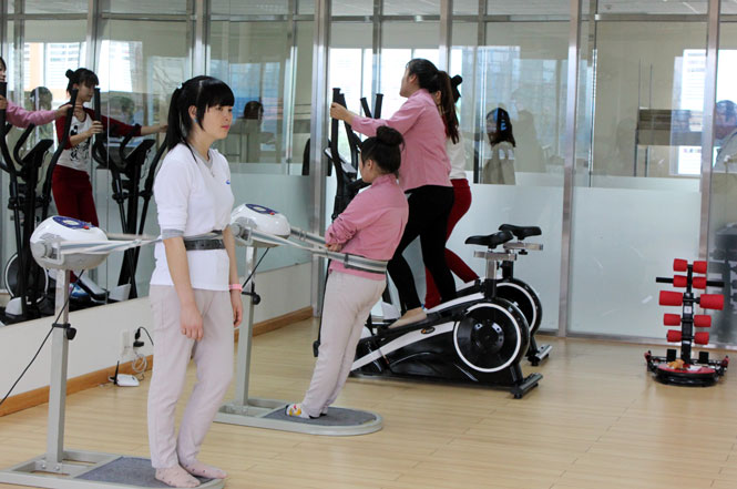  Sau giờ làm việc, người lao động tại Tổ hợp công nghệ cao Samsung Thái Nguyên được tạo điều kiện nâng cao thể chất, đời sống tinh thần. Trong ảnh: Người lao động tại Samsung tập thể dục thẩm mỹ.   