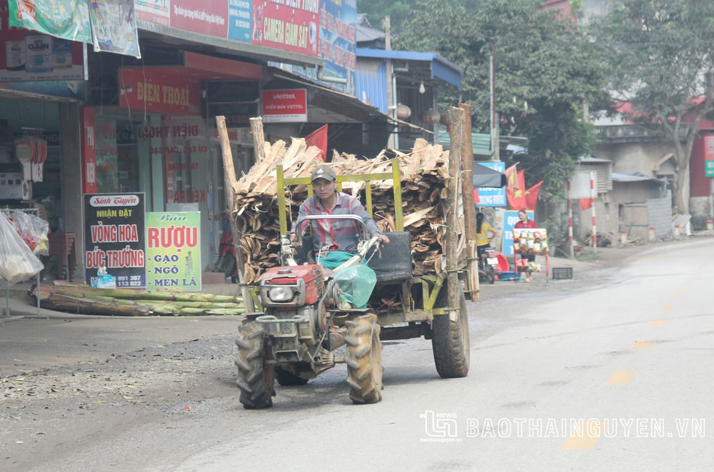  Xe công nông chở lâm sản lưu thông trên Quốc lộ 3C, đoạn qua địa bàn huyện Định Hóa.