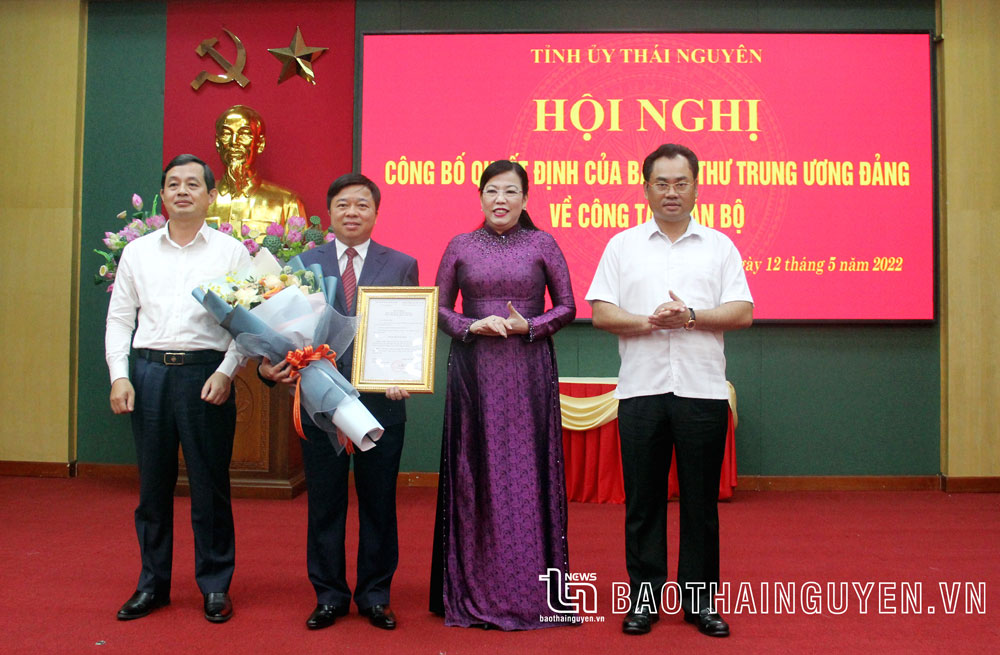  Các đồng chí Thường trực Tỉnh ủy chúc mừng đồng chí Bùi Văn Lương.