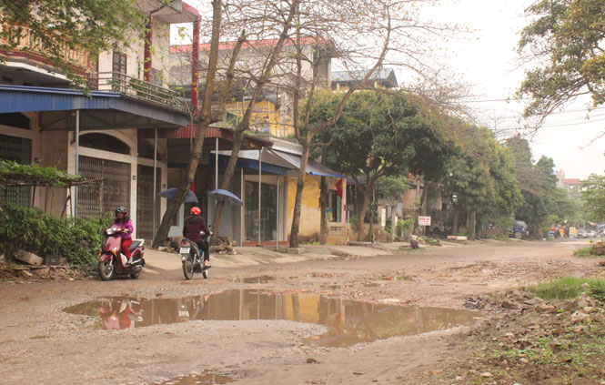  Mặc dù nhiều ngày không mưa, nhưng nhiều đoạn trên đường Phố Hương vẫn đầy nước, do các hộ dân không có rãnh thoát nước nên xả thẳng ra đường.