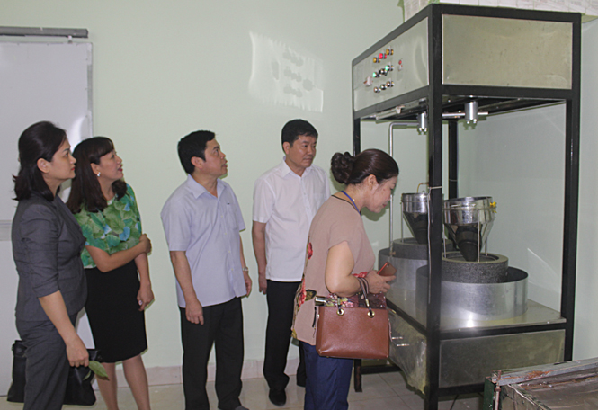  Lãnh đạo huyện Phú Lương và các đại biểu dự hội nghị tham quan một cơ sở sản xuất, chế biến chè ở xóm Tân Thái, xã Tức Tranh, huyện Phú Lương.