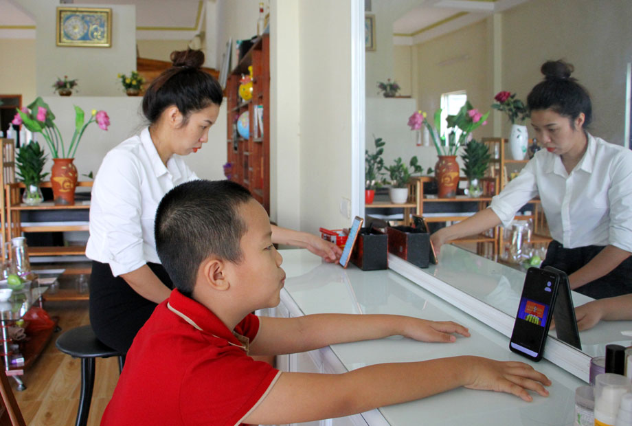  Em Nguyễn Phú Khang, học sinh Trường Tiểu học Túc Duyên, T.P Thái Nguyên tham gia buổi khai giảng trực tuyến của Nhà trường.