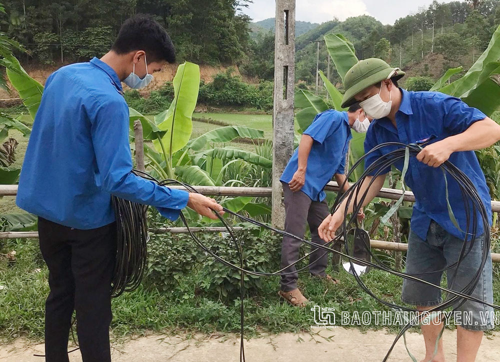  Đoàn viên thanh niên xã Đức Lương kéo đường điện để xây dựng tuyến đường “Thắp sáng làng quê”.