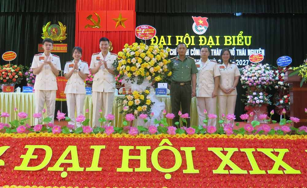  Lãnh đạo Công an T.P Thái Nguyên chúc mừng Đại hội.