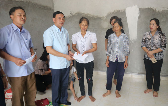  Đại diện lãnh đạo và các hội đoàn thể huyện Võ Nhai đến thăm hỏi và động viên gia đình học sinh bị nước lũ cuốn trôi.