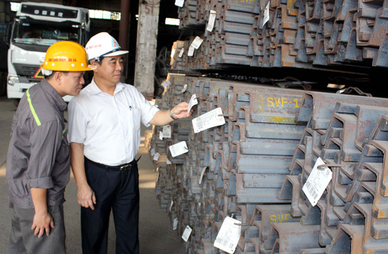  Giám đốc Vũ Văn Úy thường xuyên có mặt tại khu vực sản xuất của Nhà máy, gần gũi người lao động và quan tâm đến các sản phẩm khi ra lò.
