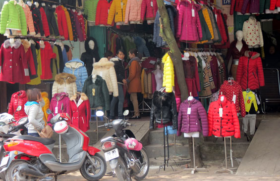  Các sản phẩm áo rét năm nay được tung ra và chiếm ưu thế trên thị trường vẫn là các chất liệu: phao, len, dạ, nỉ, ka ki, chất lông và được thiết kế nhiều kiểu dáng phù hợp với mọi lứa tuổi.
