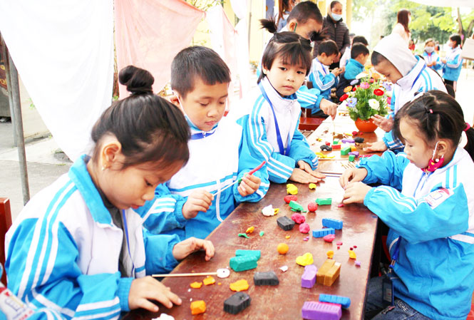 Không có phòng học bộ môn, Trường Tiểu học số 1 Nam Hòa (Đồng Hỷ) tận dụng khoảng sân giữa hai dãy lớp học để cho học sinh học vẽ (ảnh chụp ngày 27/4/2021)