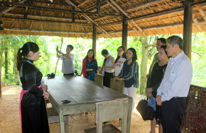  Du khách tham quan Di tích lán Tỉn Keo ở xã Phú Đình (Định Hóa), nơi Chủ tịch Hồ Chí Minh từng ở, làm việc trong thời kỳ kháng chiến chống thực dân Pháp xâm lược. Ảnh N.N