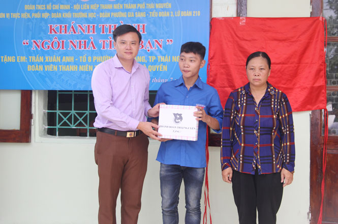  Lãnh đạo Thành đoàn Thái Nguyên tặng quà cho gia đình em Trần Xuân Anh, tổ 8, phường Gia Sàng (T.P Thái Nguyên) tại lễ khánh thành.