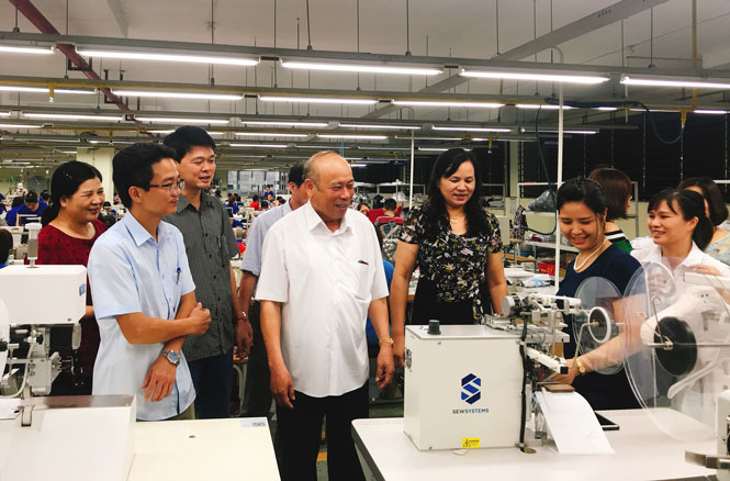  Ông Nguyễn Văn Thời, Chủ tịch HĐQT kiêm Tổng Giám đốc Công ty CP Đầu tư và Thương mại TNG cùng lãnh đạo Báo Thái Nguyên thăm dây chuyền may của Công ty.