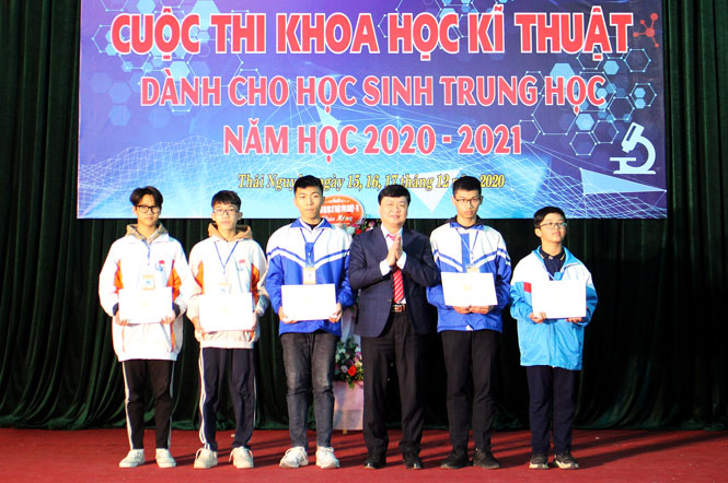  Lãnh đạo Sở Giáo dục & Đào tạo trao giải cho tác giả các dự án đạt giải Nhất tại Cuộc thi.