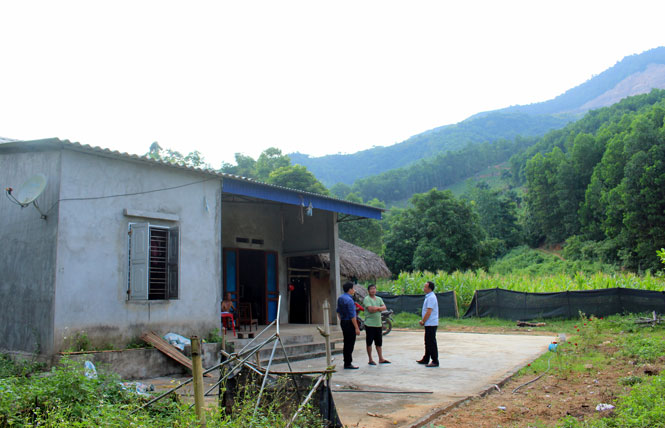  Gia đình ông Lương Văn Xuân, xóm Ao Soi, xã Na Mao (Đại Từ) thường xuyên sống trong cảnh thấp thỏm, lo lắng vì nằm cách chân bãi đổ thải của Công ty CP Yên chỉ khoảng 500m