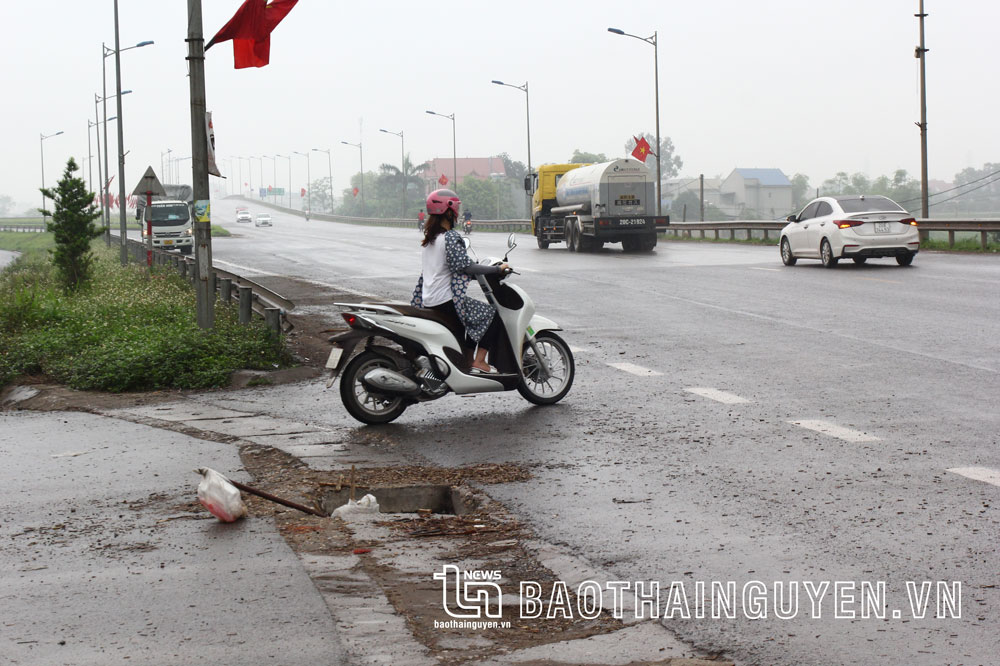  Nắp rãnh nước vỡ không chỉ gây mất an toàn giao thông mà còn mất mỹ quan.