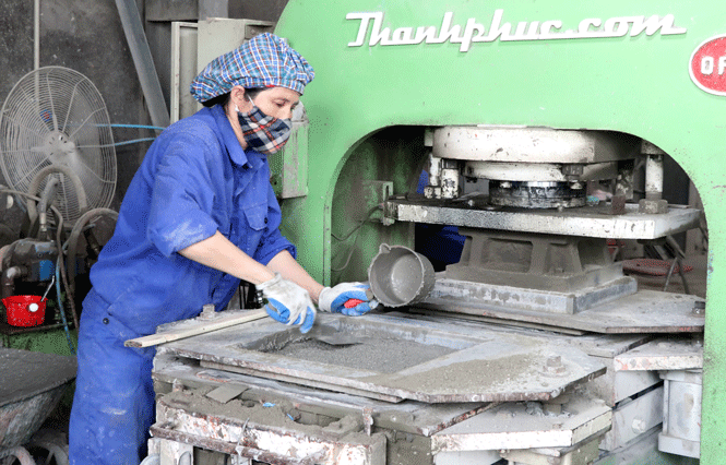  Công nhân Công ty CP Xi măng Cao Ngạn sản xuất gạch ốp lát đô thị.
