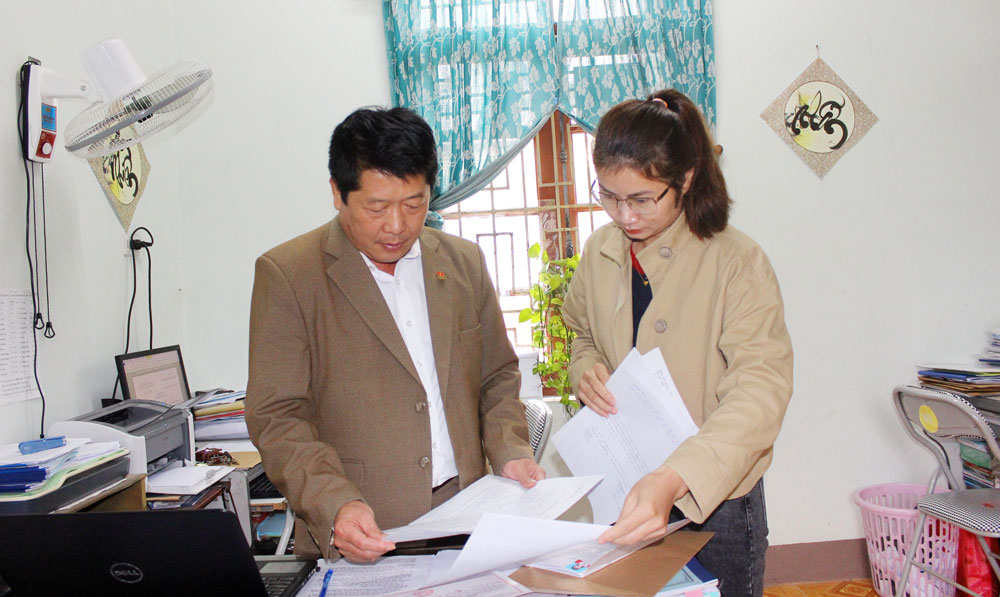  Lãnh đạo Đảng ủy thị trấn Chợ Chu rà soát, thẩm định hồ sơ của quần chúng ưu tú trước khi gửi lên Huyện ủy xem xét ra quyết định kết nạp.