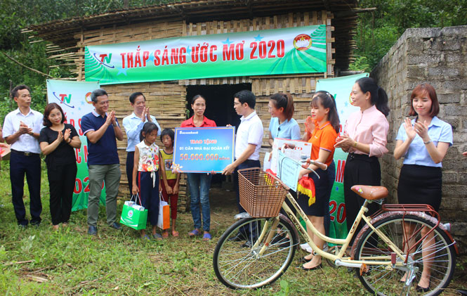  Các nhà tài trợ trao quà, tiền hỗ trợ cho gia đình chị Hoàng Thị Huyền, xóm 10, xã Phú Xuyên (Đại Từ).