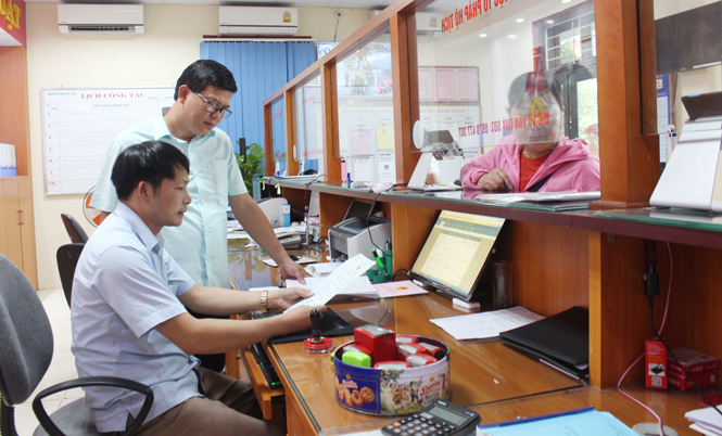  Bí thư Đảng ủy phường Mỏ Chè, đồng chí Thiệu Hoàng Hà (người đứng) kiểm tra, giám sát hoạt động của Bộ phận Một cửa của phường.