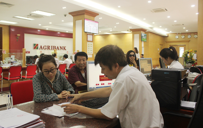  Khách hàng giao dịch tại Ngân hàng Nông nghiệp và PTNT Chi nhánh Thái Nguyên.