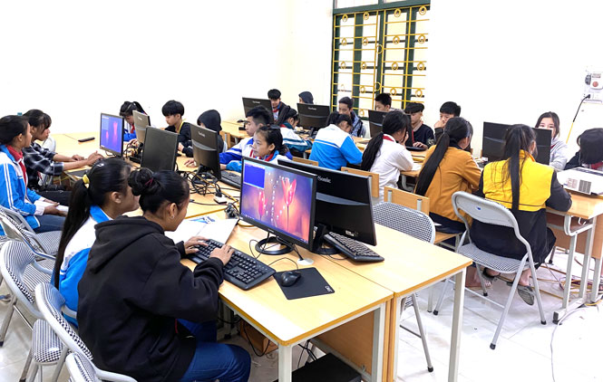  Trường Phổ thông dân tộc bán trú THCS Sảng Mộc là trường học duy nhất trong xã có phòng học tin học với 10 máy vi tính phục vụ 120 học sinh của 4 lớp. 