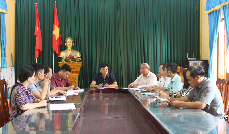  Xã Lâu Thượng hiện có 20 cán bộ, công chức đều đạt chuẩn theo quy định. Trong ảnh: Thường trực Đảng ủy xã Lâu Thượng giao ban với lãnh đạo các đoàn thể chính trị - xã hội. 