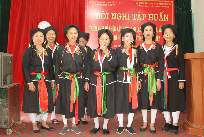  Các thành viên trong CLB biểu diễn làn điệu Soọng Cô.