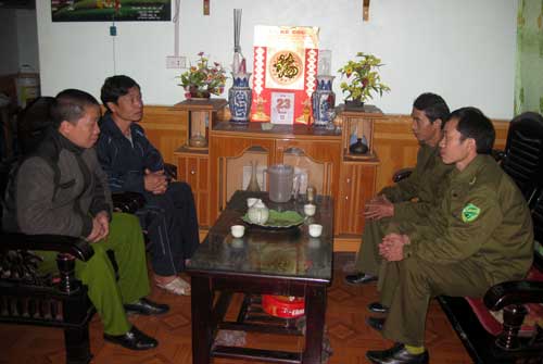  Anh Nguyễn Hoài Nam cùng công an viên xóm 1, xã Phúc Hà đến thăm hỏi đối tượng sau khi cai nghiện ma túy trở về địa phương.