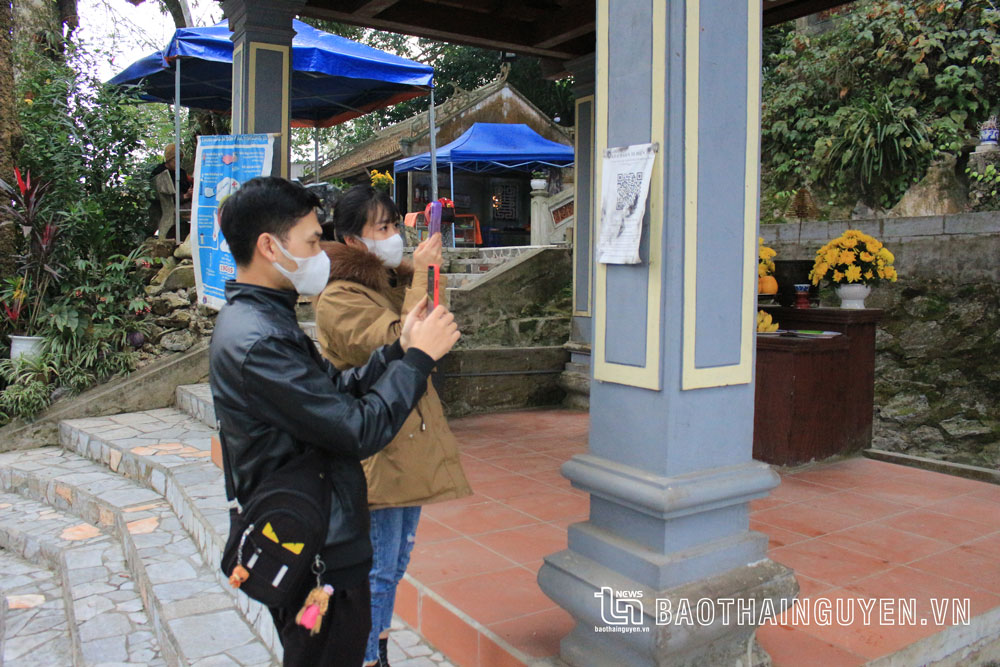  Người dân chấp hành đeo khẩu trang và khai báo y tế khi đến Đền Đuổm.