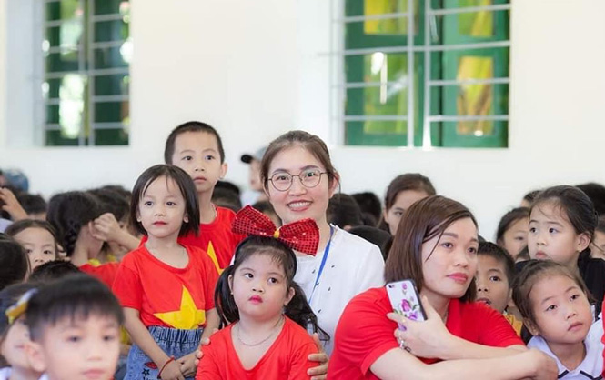  Cô Vũ Thị Hồng, Hiệu trưởng Trường Tiểu học Đông Bo cùng các học sinh tham gia hoạt động vui Tết Thiếu nhi 1-6.
