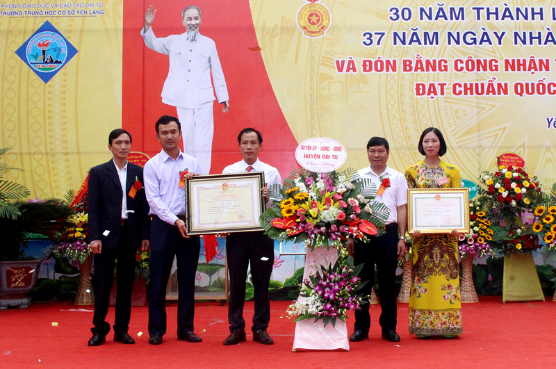  Lãnh đạo UBND huyện Đại Từ trao Bằng công nhận trường đạt chuẩn Quốc gia mức độ II cho Trường THCS Yên Lãng.