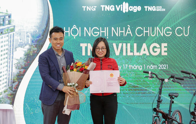  Đại diện cư dân Tòa chung cư TNG Village nhận Giấy chứng nhận quyền sở hữu nhà ở lần đầu tiên được cấp trên địa bàn tỉnh.