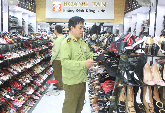  Lực lượng Quản lý thị trường T.P Thái Nguyên kiểm tra hàng giả, hàng nhái tại các cửa hàng kinh doanh giày dép, quần áo trên địa bàn