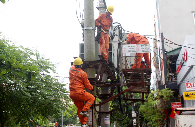  Nhân viên Điện lực Gang thép kiểm tra an toàn lưới điện, đảm bảo nguồn điện phục vụ nhu cầu sản xuất và sinh hoạt cho người dân trong mùa nắng nóng