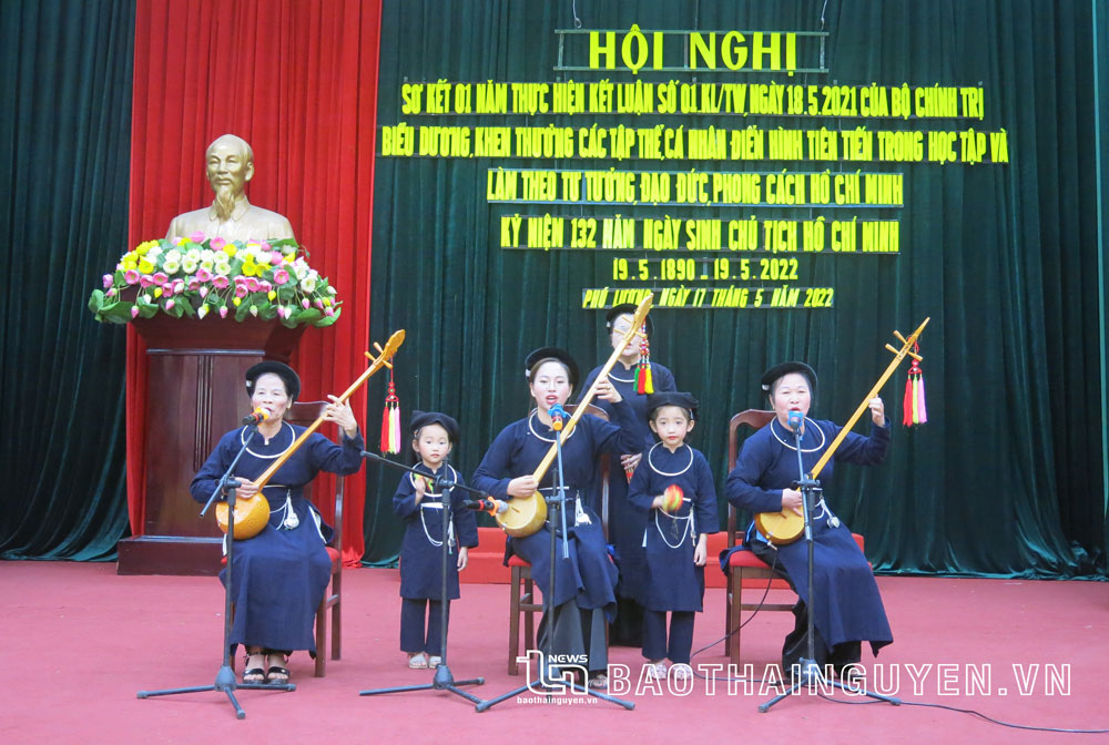 Chu Hải Hậu (ngồi giữa) cùng hai con và bạn diễn tại một chương trình của huyện.
