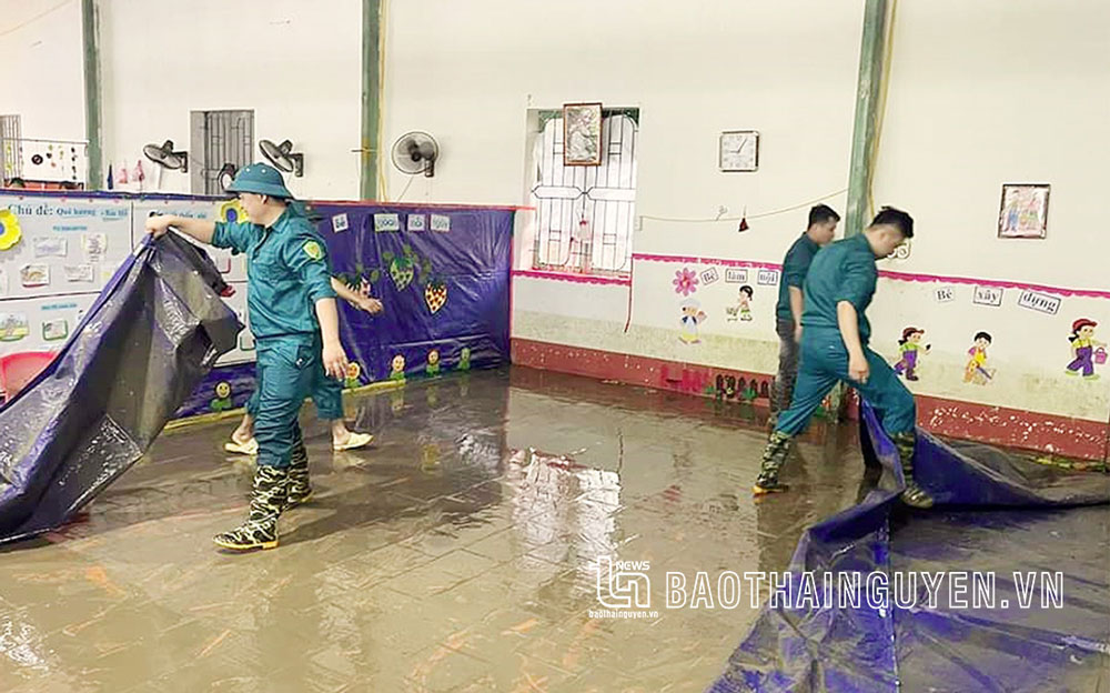  Lực lượng xung kích phòng, chống thiên tai xã La Hiên tham gia khắc phục hậu quả mưa ngập tại Trường Mầm non La Hiên.