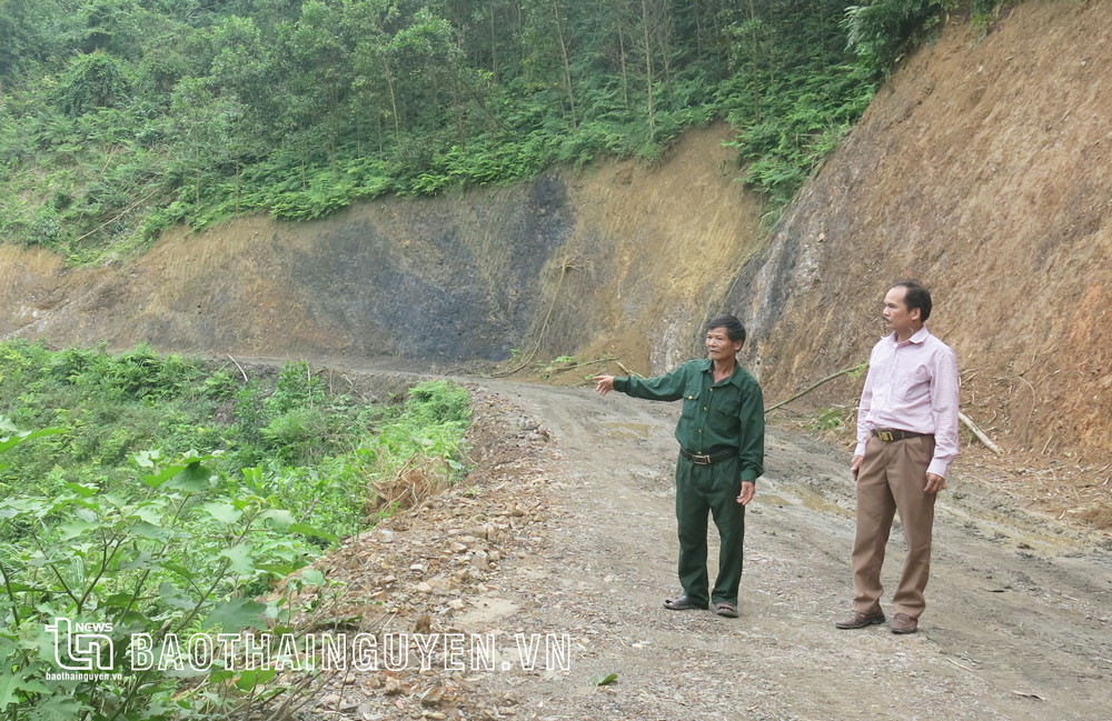  Năm 2021, ông Nguyễn Văn Tháng (người bên trái) hiến 700m2 đất phục vụ Dự án cải tạo, sửa chữa hồ Tuông Lậc.